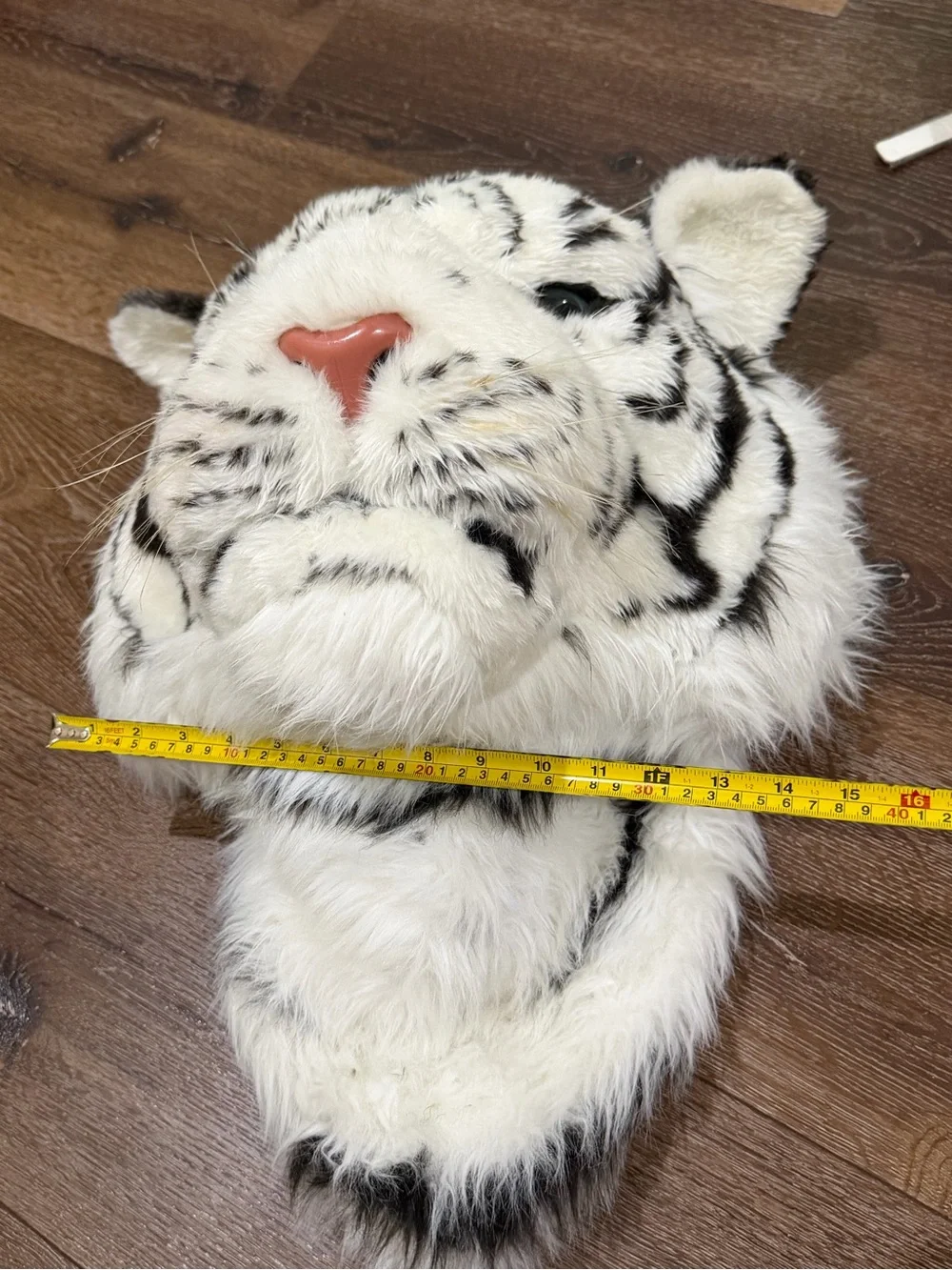 Siberian tiger head hanging wall decor white and black